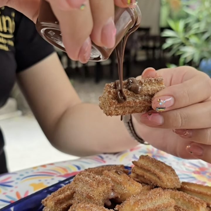 Mini churros bañados con chocolate