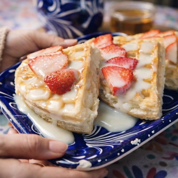 Waffles con fresas y lechera