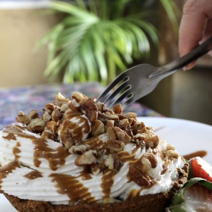 Pay de nuez con crema y caramelo