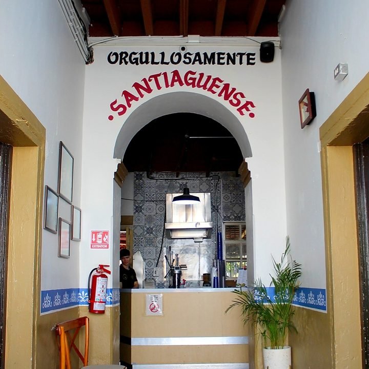 Pasillo con el mural «Orgullosamente Santiaguense»